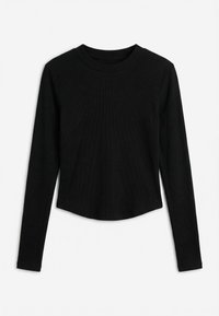 Μαύρο μακρυμάνικο ριμπ πουκάμισο με στρογγυλή λαιμόκοψη και ελαφρώς κυρτή άκρη, τοποθετημένο επίπεδο σε λευκό φόντο.