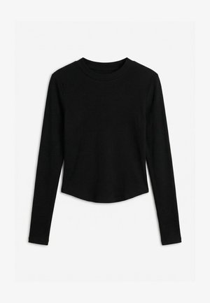 Svart langermet ribbestrikket genser med rund hals og en lett buet kant, lagt flatt på hvit bakgrunn.