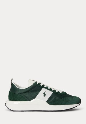 Baskets vert foncé et blanches en suède et mesh, lacets blancs, avec un logo d'un joueur de polo sur un panneau latéral blanc.