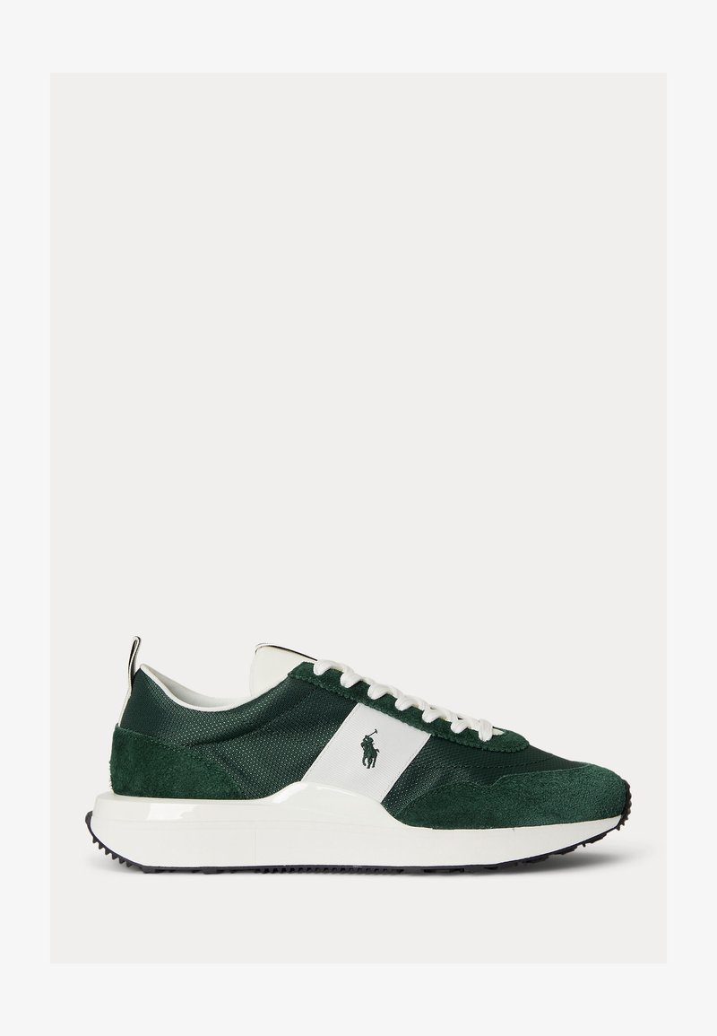 Σκούρο πράσινο και λευκό αθλητικό παπούτσι με υλικά από σουέντ και δίχτυ, λευκά κορδόνια και λογότυπο παίκτη πόλο σε λευκό πλευρικό πάνελ.