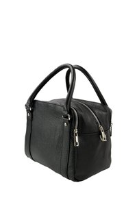 Zwarte leren handtas met twee met rits afgesloten vakken, een gestructureerd oppervlak, dubbele handvatten en accenten van zilverkleurige hardware. Compacte rechthoekige vorm.