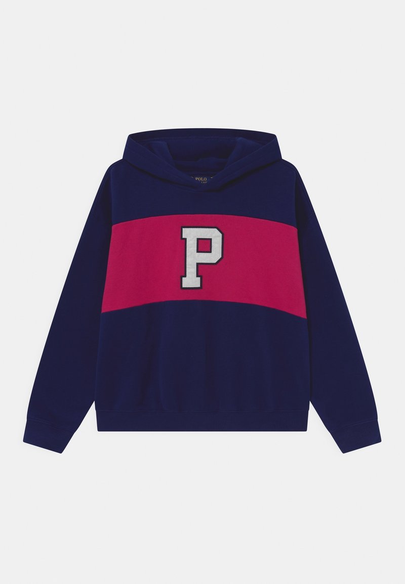 Námořnická modrá mikina s kapucí se širokým růžovým pruhem a vyšitým písmenem "P" v bílém na hrudi. Obsahuje stahovací kapuci a ribbované manžety.