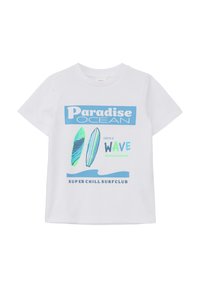 Biała koszulka bawełniana z niebieskim napisem graficznym "Paradise OCEAN" i wzorami desek surfingowych w zielonym i niebieskim kolorze, z napisem "Super Chill Surfclub" poniżej.