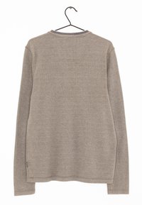 Grå langærmet skjorte lavet af blødt stof, har en rund halsudskæring og en diskret sømdetalje bagpå, uden grafik eller pynt.