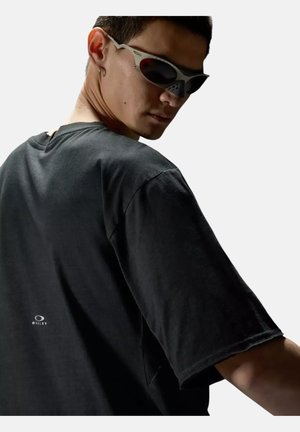 Oakley, OAKLEY LATITUDE VEIL T-SHIRT BOXY FIT - PITCH BLACK - T-shirt basic - nero