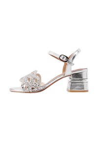 Sandali con tacco argento, design con punta aperta, intricato motivo di ritagli, cinturino alla caviglia regolabile e tacco a blocco.