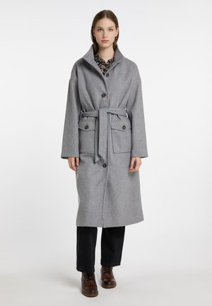 Grijze wolmix jas met hoge kraag, grote knopen, een tailleband en twee voorzakken. Oversized pasvorm en lange mouwen.