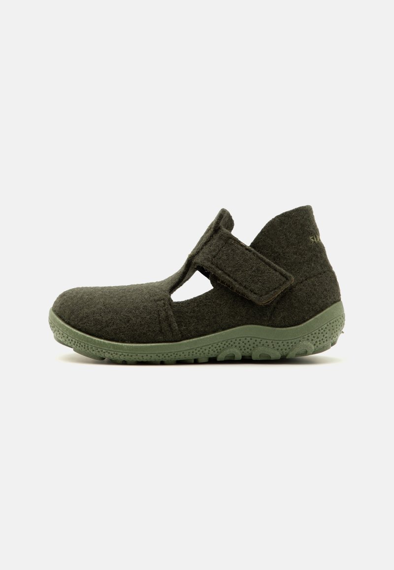 Chaussure en feutre vert foncé avec bride Velcro réglable, côté ouvert et semelle en caoutchouc conçue pour le confort et le soutien.