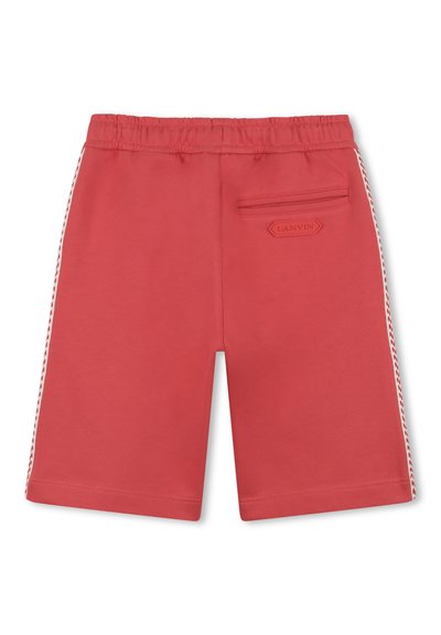 Shorts rouges jusqu'au genou avec une taille élastique, des bandes blanches sur les côtés, une poche arrière unique et une petite étiquette logo "Lanvin" sous la poche.