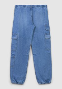 Dżinsowe spodnie cargo z elastycznym pasem, z wieloma bocznymi kieszeniami, zwężanymi nogawkami oraz w średnim niebieskim kolorze o miękkiej fakturze.