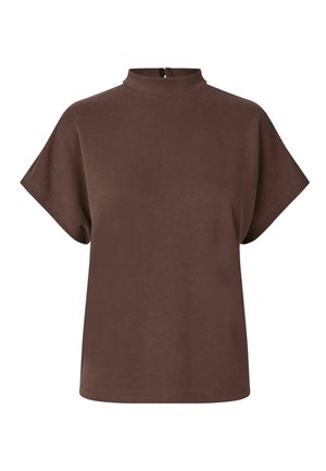 Bruine top met korte mouwen en een hoge halslijn, voorzien van een subtiele ritssluiting aan de achterkant, gemaakt van een gladde, lichte stof.