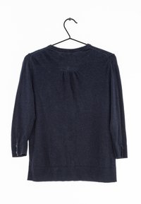 Mörkblå långärmad tröja med ribbade mudd och nederkant, med en subtil veckdetalj på baksidan och en rund halsringning.