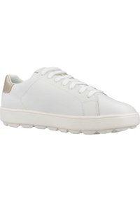 Sneaker bianche in pelle con suole arrotondate, caratterizzate da una texture liscia e un accento beige chiaro sul tallone, e lacci bianchi piatti.