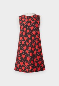 Vestido sin mangas en rojo y negro con un patrón de corazones y puntos, con un escote con volantes y una forma acampanada en A. Textura de tela suave.