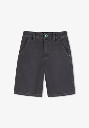 Pantaloncini grigio scuro realizzati in tessuto denim. Presentano due tasche frontali, dettagli hardware verdi e un design a gamba dritta.