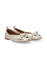 Goldfarbene, metallische Ballerinas mit runder Zehenpartie, ausgestattet mit einer dekorativen Blumenapplikation. Sanfte Textur und ein niedriger, flacher Absatz.