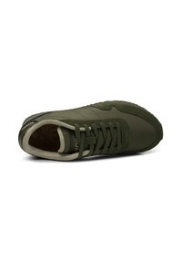 Zapatilla verde con parte superior de gamuza texturizada y tela, diseño con cordones y plantilla de corcho natural. Presenta una suela de goma para mayor tracción.