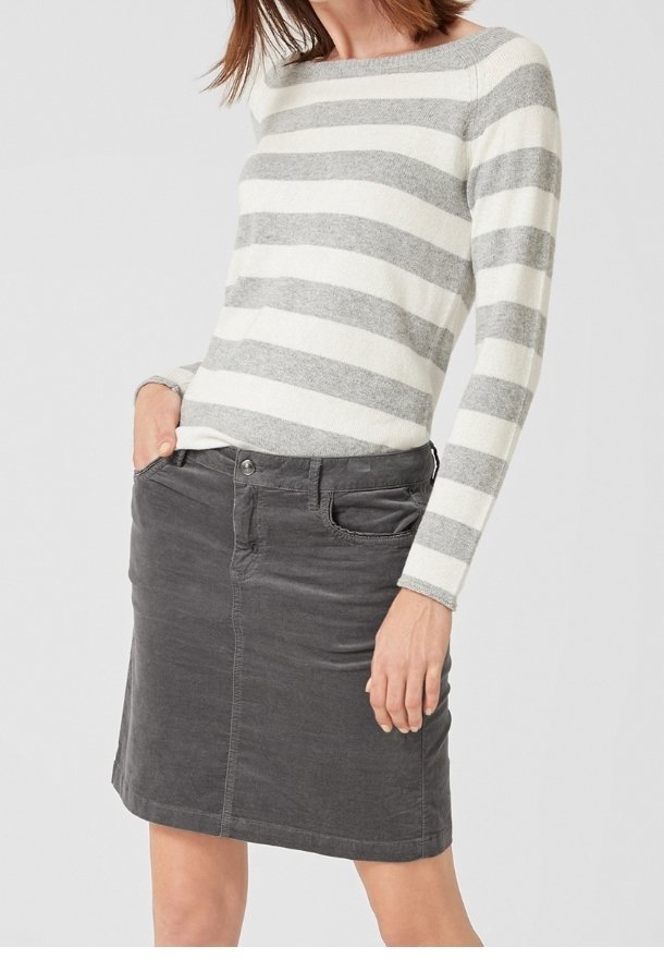 Stripet strikket sweater i creme og grå, kombineret med et gråt denimskørt med forlommer og en tætsiddende silhuet.