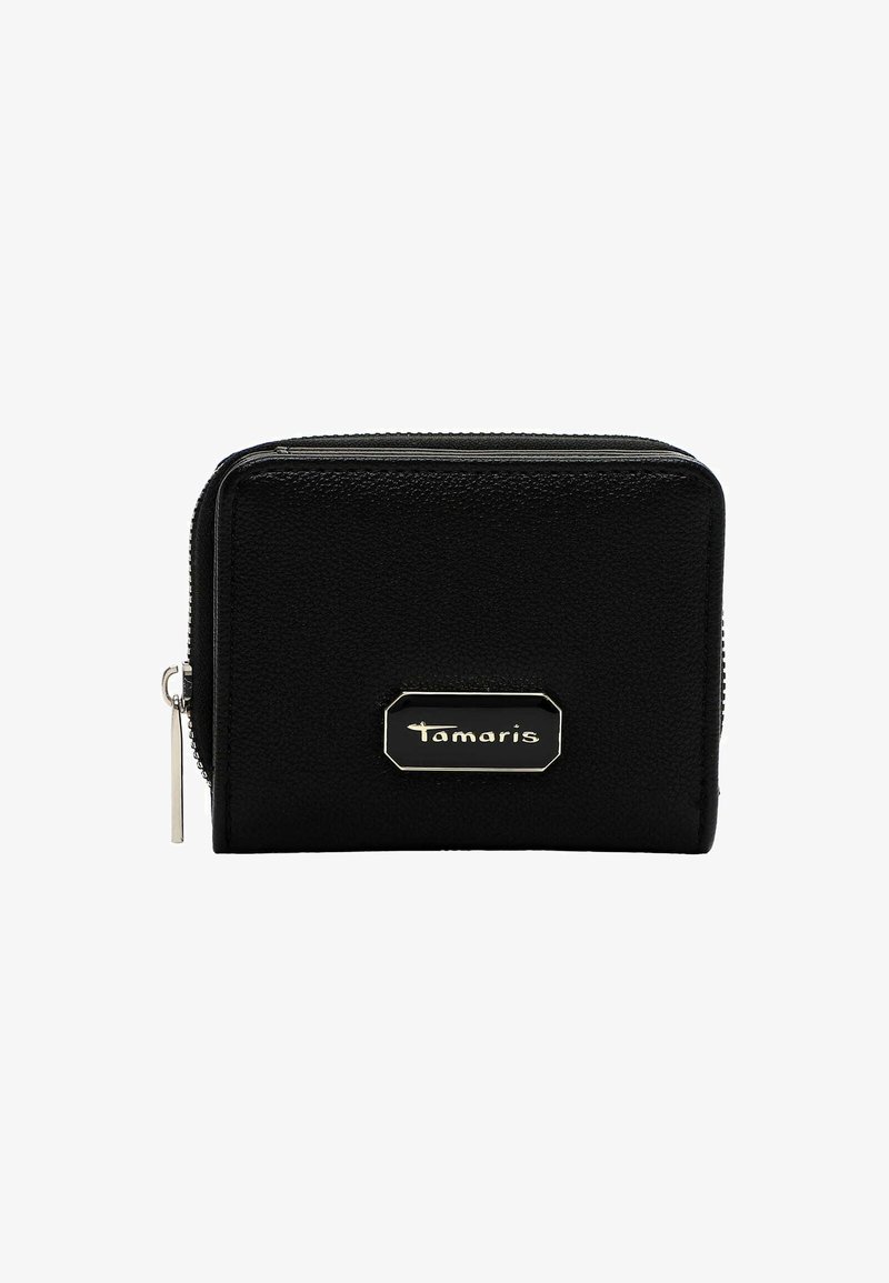Sort læderpung med lynlåslukning, tekstureret overflade og en sølvfarvet rektangulær logo-plade med indgraveret "Tamaris".
