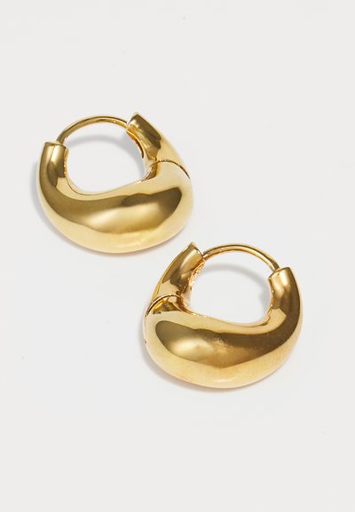Goldfarbene Creolen mit einer glatten, abgerundeten Form und einer polierten Oberfläche. Sie verfügen über einen schwenkbaren Verschluss und ein nahtloses Design.