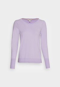 Licht paarse lange mouw trui met ronde hals en geribbelde manchetten en hem, weergegeven op een witte achtergrond.