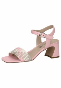 Sandalia de tacón alto rosa con una tira trenzada en rosa claro y crema, que presenta una punta cuadrada y un tacón ancho para un apoyo estable.