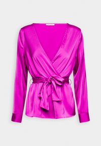 Blusa di raso fucsia con maniche lunghe, design avvolgente e dettaglio della cintura annodata in vita. Texture liscia e scollatura a V profonda.