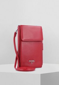 Sac bandoulière en cuir rouge avec un rabat, texture lisse, détail de logo et une bandoulière réglable. Design minimaliste avec une forme rectangulaire.