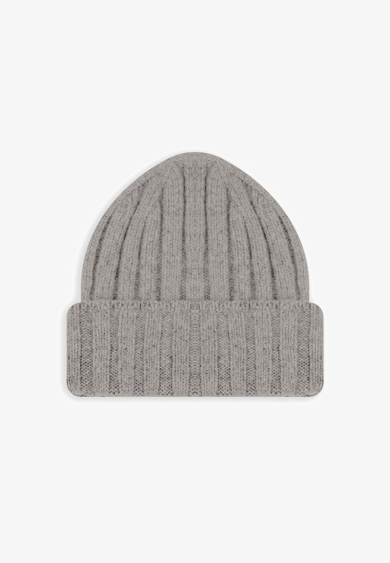 Beanie lavorato a maglia grigio chiaro con motivo a costine verticali e bordo pieghevole, mostrato su uno sfondo bianco.