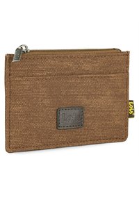 Cartera marrón texturizada de tela, con un cierre superior, múltiples ranuras para tarjetas y un parche con logo negro. Diseño compacto y estilizado.