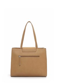 Sac fourre-tout en cuir tan avec une texture lisse, deux poignées supérieures, une fermeture à rabat sur le dessus et une poche zippée à l'avant. Forme rectangulaire avec un matériel minimal.