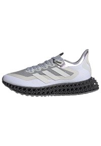 Scarpa sportiva con tomaia in maglia grigia, dettagli bianchi e suola in 3D nera con texture. Presenta una punta arrotondata e un tallone rinforzato.