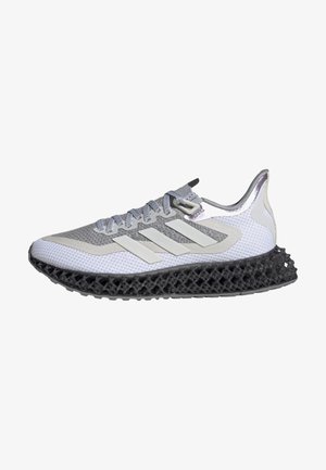 Chaussure de sport avec une tige en tricot gris, des accents blancs et une semelle noire texturée en impression 3D. Présente un bout arrondi et un talon renforcé.