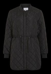 Svart kungsbed quiltad jacka med rund halsringning, dragsko vid midjan, långa ärmar och ribbad mudd. Har ett diamantmönster.