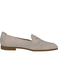Mocassini beige in suede con tacco basso, caratterizzati da un dettaglio a fascia cucita nella parte superiore e punta arrotondata. Texture liscia e design minimalista.