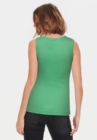 Top verde senza maniche con un design aderente, realizzato in tessuto a coste, dotato di scollo rotondo e rifinitura a contrasto sul colletto.