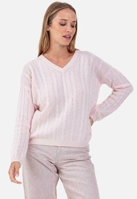 Hellrosa gestrickter Pullover mit V-Ausschnitt und strukturiertem Zopfmuster. Verfügt über lange Ärmel und eine lockere Passform.