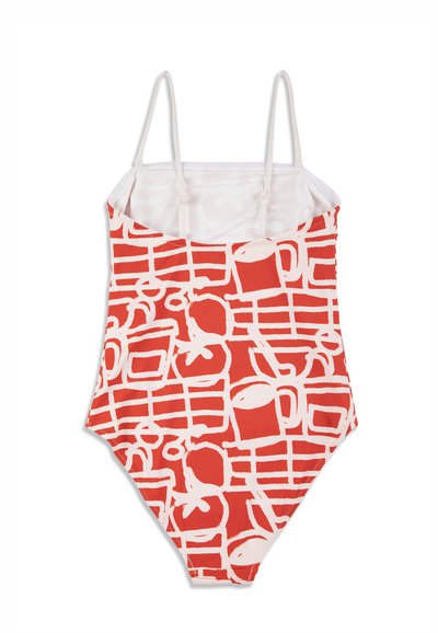 Maillot de bain une pièce à fines bretelles blanches, avec un motif abstrait orange et blanc représentant des tasses, des pommes et des formes géométriques.