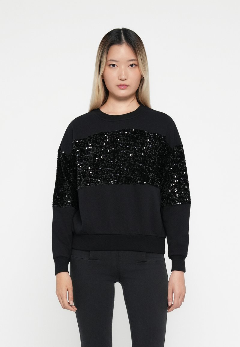 Sweatshirt preto com um painel horizontal de lantejoulas no peito, com um corte descontraído e punhos canelados. Material suave e design elegante.
