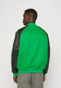 adidas Originals SST VARSITY - Bomber-jakk - green/black