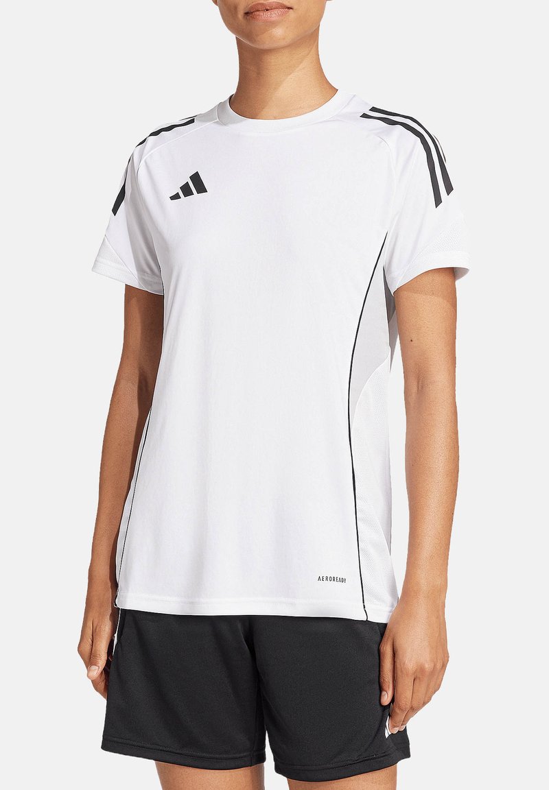 Maglietta sportiva bianca a maniche corte con accenti neri e tre strisce sulle spalle, realizzata in tessuto traspirante. Presenta un collo rotondo.