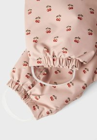 Lichtroze stoffen handschoenen met een kersenprint, gerimpelde elastische manchetten en doorzichtige elastische banden voor een veilige pasvorm. Zachte textuur.