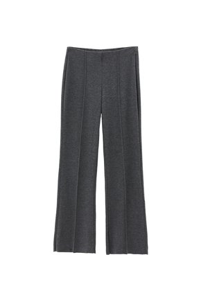 Pantalon gris à jambes larges en tissu doux, doté d'une texture lisse et de coutures verticales pour le style. Pas de poches ni d'ornements visibles.