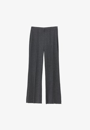 Pantalon gris à jambes larges en tissu doux, doté d'une texture lisse et de coutures verticales pour le style. Pas de poches ni d'ornements visibles.