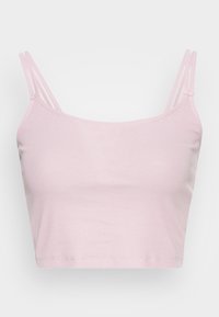 Top cropped em rosa claro com nervuras, alças finas e um design ajustado. Apresenta uma textura suave e um corte reto na parte inferior.