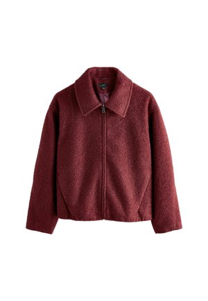 Jachetă burgundy cu fermoar, dintr-un material texturat, cu mâneci lungi, guler larg și un aspect ușor scurt.