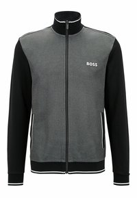 Giacca zip-up grigia e nera con colletto alto, dettagli bianchi a contrasto e logo "BOSS" sul petto, realizzata in tessuto morbido.