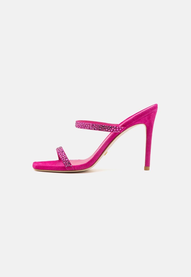 Sandale à talon haut en velours fuchsia, avec deux fines brides ornées de strass, un bout pointu et un talon fin.