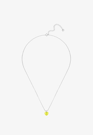 Sølv kædedesignet med en gul, hjerteformet vedhæng. Kæden er delikat og har en justerbar lås bagpå.