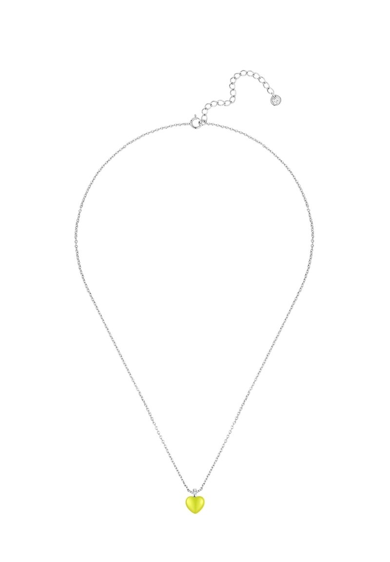 Sølv kædedesignet med en gul, hjerteformet vedhæng. Kæden er delikat og har en justerbar lås bagpå.